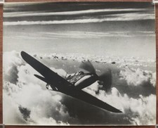 Avion de chasse en vol. Service cinéma des Armées. Aviation. 31x38.