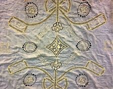 ENSEMBLE DE COUVRE-LITS MARIAGE, RIDEAU,COUSSINS. BATISTE.BRODERIE. ESPAGNE. XIX