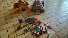 PLAYMOBIL MAISON DE CAMPAGNE + CLINIQUE VETERINAIRE VIDES + ACCESSOIRES DIVERS