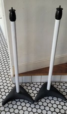 2 pieds pour enceintes montants blancs socles noirs avec pointes de découplage 