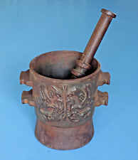 Mortier et pilon en fonte de fr Pharmacie Apothicaire décor de Griffons