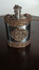 ancienne flasque à alcool artisanale métal argenté et doré, ornée de pierres 