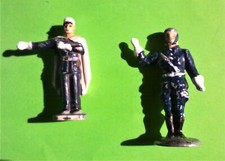 Lot 2 figurines vintage policier, gendarme