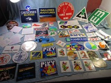 Lot de 56 anciens autocollants stickers, divers thèmes: Gauloises, Marlboro, etc