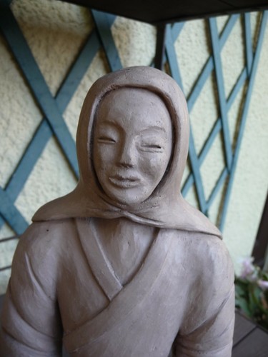 Statue terre cuite femme