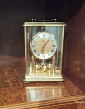 Pendule Silvoz - Mouvement à balancier tournant à pile - socle en métal