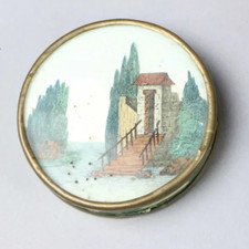 Rare vers 1850 Boite Dragée FIXE SOUS VERRE paysage a la maison au bord de l'eau