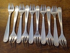10 FOURCHETTES A DESSERT OU A GATEAU CHRISTOFLE EN METAL ARGENTE MODELE COQUILLE