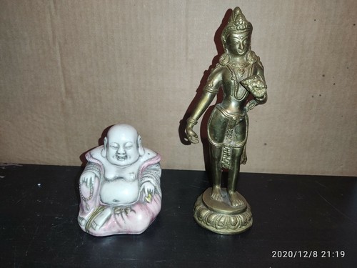Bouddha souriant une statue - souriant,