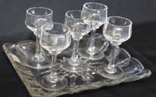 Service à digestif 1 plateau au décor d'un soleil et 5 verres Verre moulé