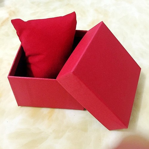 Boîte montres rouge - montres, carton