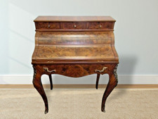 Un bureau secrétaire à cylindre en bois d'hêtre style Louis XV avec tiroirs.