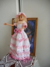 robe et chapeau poupée mannequin entiérement fait main en crochet avec laine bla