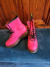 Une paire doc martens - une, roses