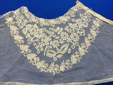 ancienne encolure XIXe haut de robe dentelle application d'Angleterre sur tulle