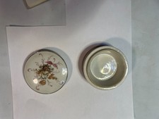 boite à pilules ancienne en porcelaine signée