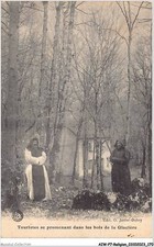 AIWP7-0757 - RELIGION - TOURISTES SE PROMENANT DANS LES BOIS DE LA GLACIERE