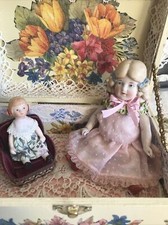 poupée ancienne Dans Son