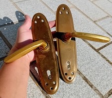 Lot 2 anciennes poignées de porte avec 2 plaques de propreté en bronze ou laiton