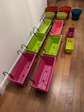 Jardinières et pots de couleurs en lot + soucoupes + supports en métal 