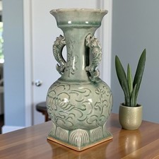 Vase céladon vert dragons relief – Chinese celadon vase dragon handles décor