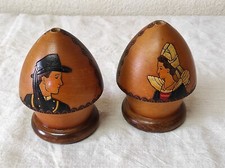 2 Anciennes Tirelires en bois avec personnages Breton signé Olivier
