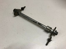 UN AXE DE ROUE ARRIERE TENDEUR