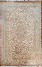 Tapis ancien en soie signé