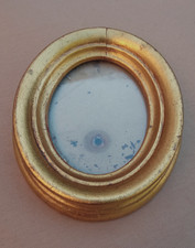 Petit cadre oval doré à la
