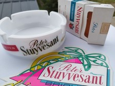 1 cendrier + 1 ancien paquet de cigarettes vides Peter Stuyvesant