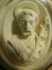 reliquaire ancien en plâtre et verre bombé