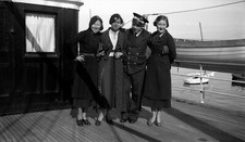 3 femmes avec officier de marine bateau - Ancien négatif photo an. 1920