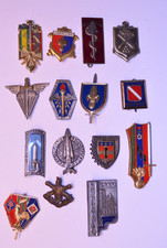 12 INSIGNES REGIMENTAIRES ORIGINALES + 3 ATLAS FRANCAISES ECOLES ET PROMOTIONS