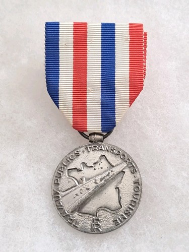 Une médaille honneur des - une,