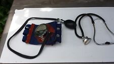 Ancien manomètre du Dr J. YACOEL  et stéthoscope SPENGLER vintages.