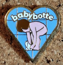A18  Pin's Pins Pin  épinglette Chaussures Babybotte Bébé coeur signé