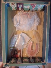 Tenue en boite pour poupée POP de Bella 