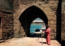 CPSM GF 29 - CONCARNEAU (Finistère) - 4000. Peintre Breton devant Porte au Vin