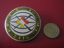 BROCHE BADGE " FEDERATION INTERNATIONALE DES PATROUILLES DE SKI " SKIEUR PRUDENT