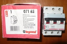 DISJONCTEUR TRIPHASE 4A COURBE