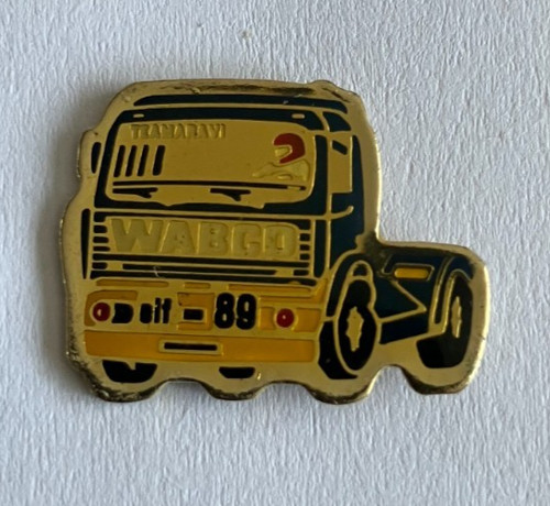 Pin camion de course - -, pin's