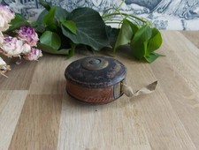 ANCIEN PETIT METRE ROND EN CUIR ET LAITON RUBAN TISSU