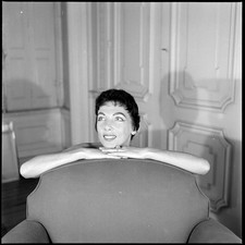 Portrait femme assise salon