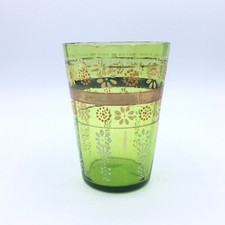 Verre à eau en verre soufflé coloré vert émaillé à décor floral et géométrique