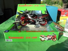 maquette de moto Kawasaki ZX-9 R au 1/12 em de marque NewRay