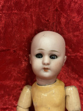 RAVISSANTE PETITE POUPÉE