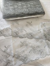 Dentelle large ancienne grise