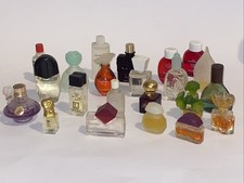 Lot 22 miniatures de parfum