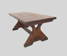 Table de ferme art brut en sapin massif piètements à entretoise . XX siècle .