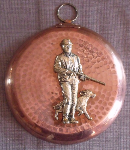 Une assiette décorative - , en